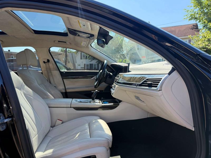 2018 BMW 750 XI — Фото 11 из 12