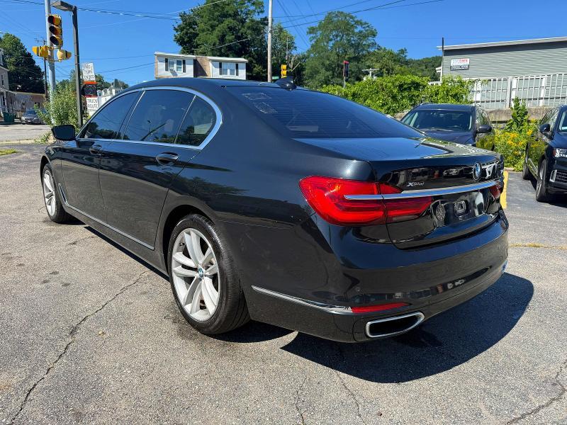 2018 BMW 750 XI — Фото 2 из 12
