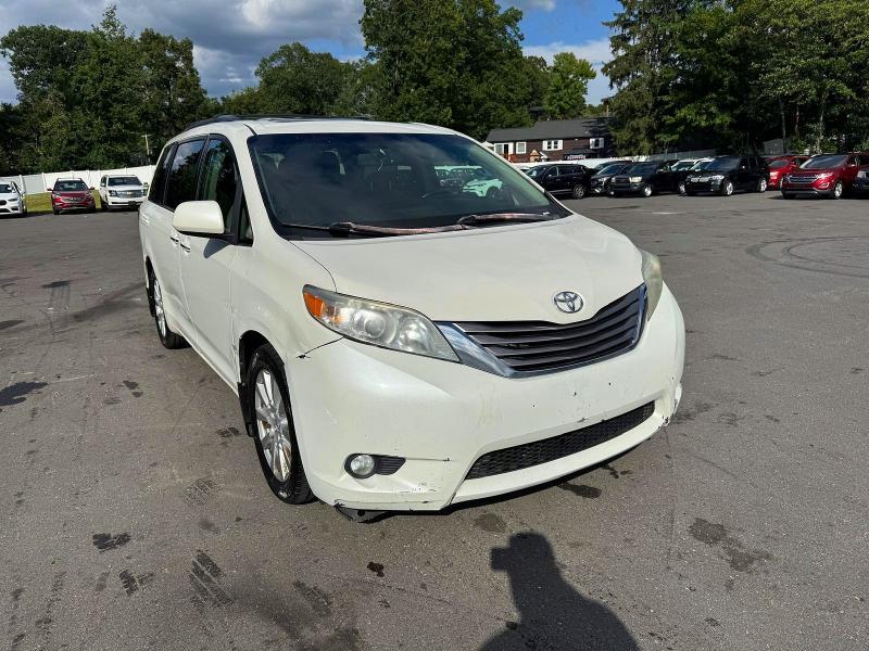 2017 TOYOTA SIENNA XLE 7-PASSENGER — Фото 4 из 13