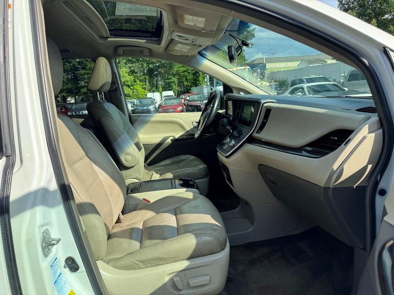 2017 TOYOTA SIENNA XLE 7-PASSENGER — Фото 9 из 13