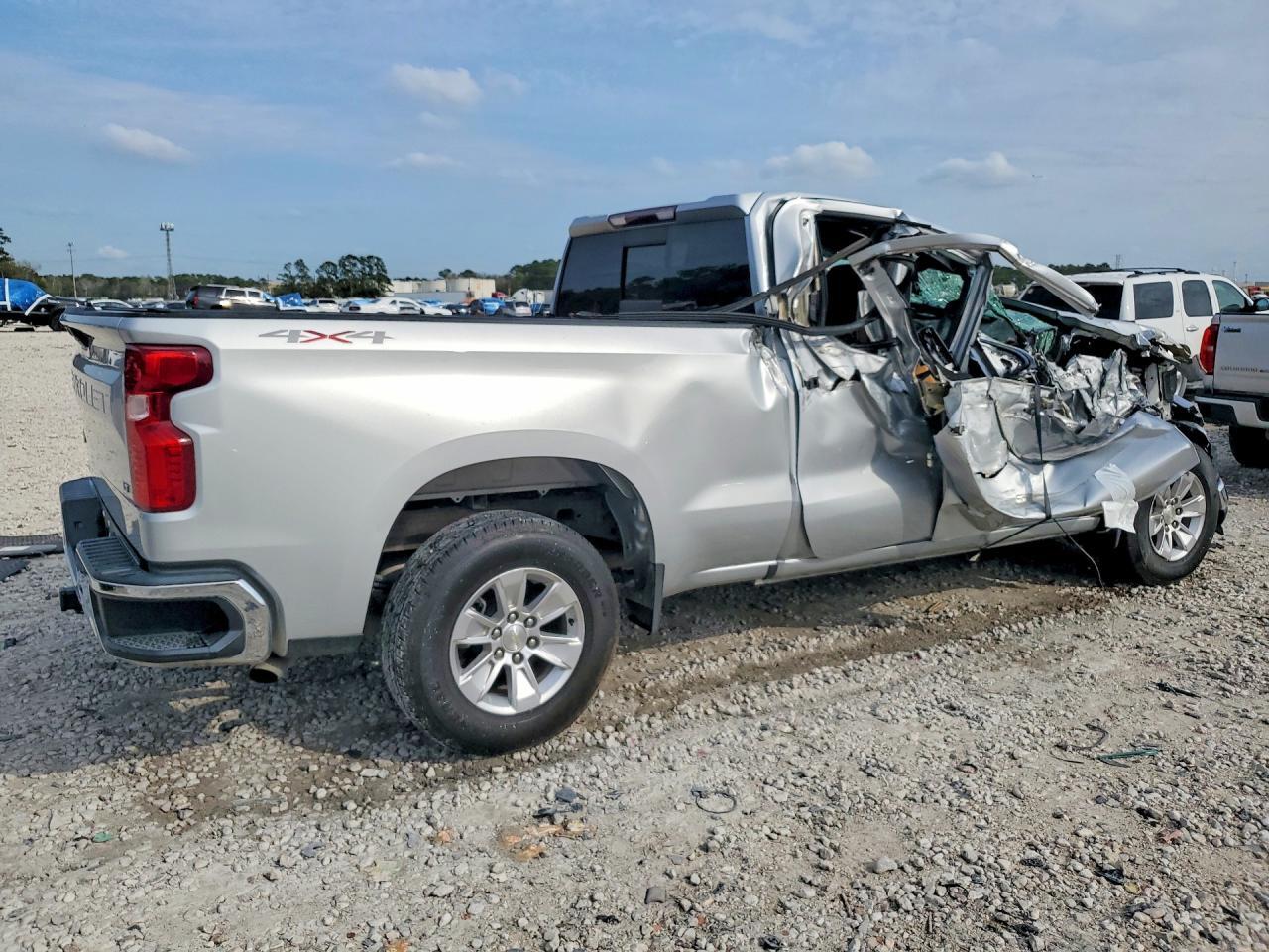 2019 CHEVROLET SILVERADO K1500 LT — Фото 3 из 12