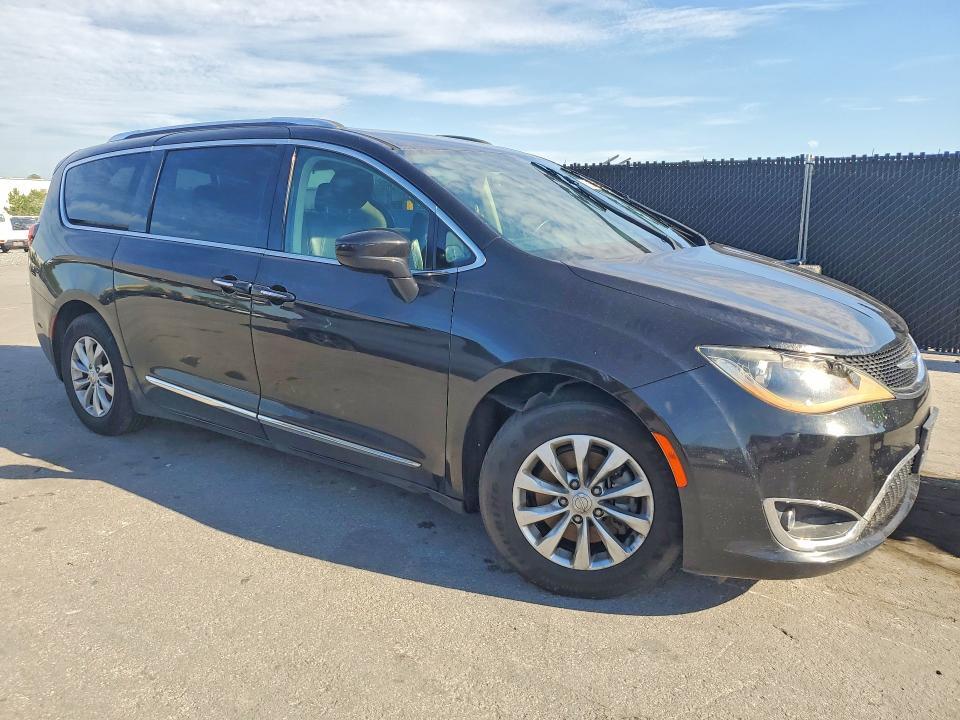 2019 CHRYSLER PACIFICA TOURING L — Фото 4 из 13