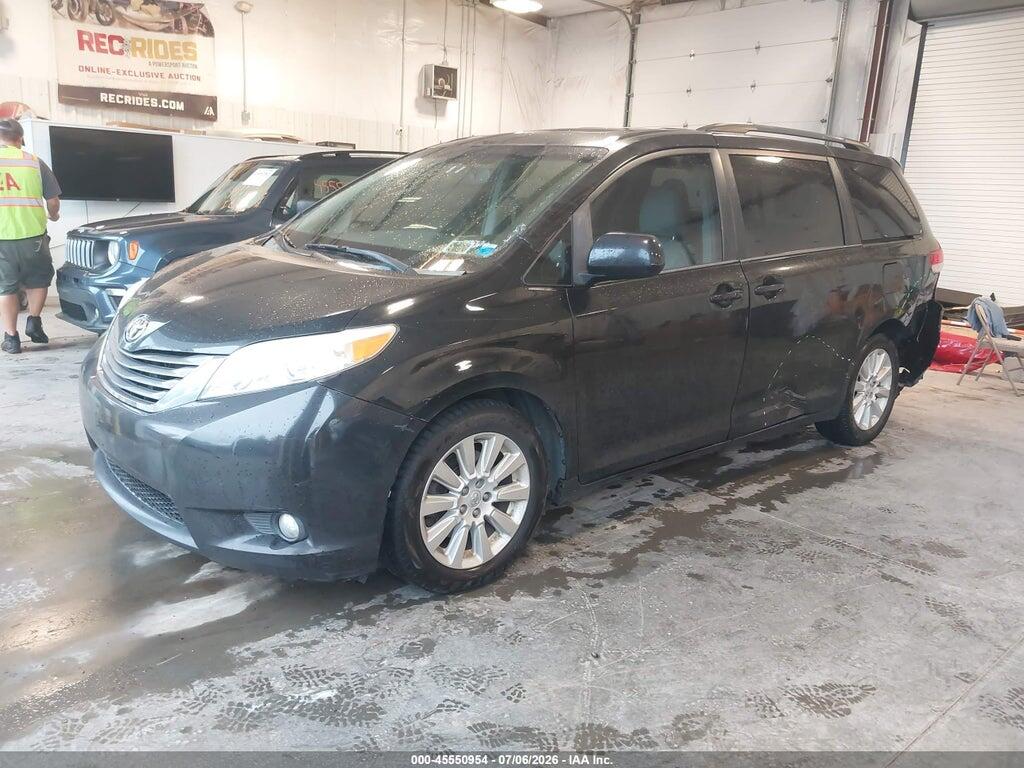 5TDDK3DC3DS066692 2013 TOYOTA SIENNA photo no. 2