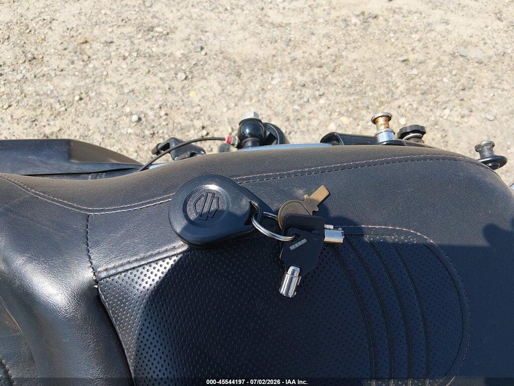 1HD1KB412AB672904 2010 HARLEY-DAVIDSON FLHX photo no. 11