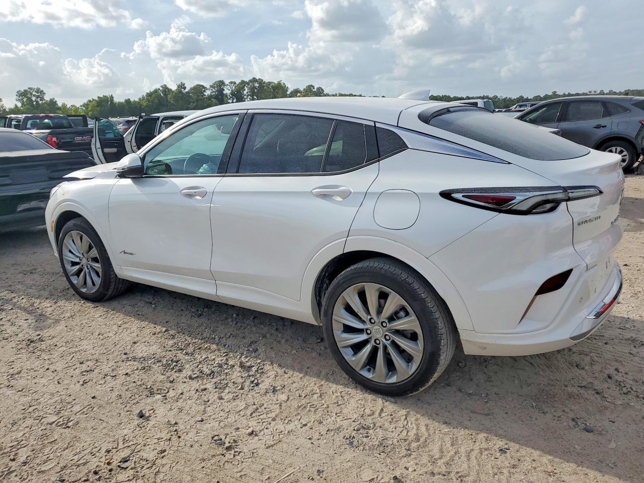 2026 BUICK ENVISTA AVENIR — Фото 2 из 13