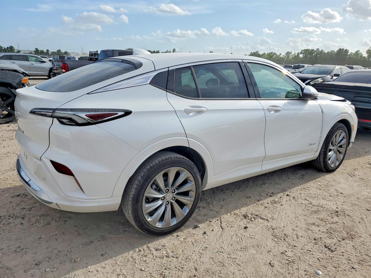 2026 BUICK ENVISTA AVENIR — Фото 3 из 13