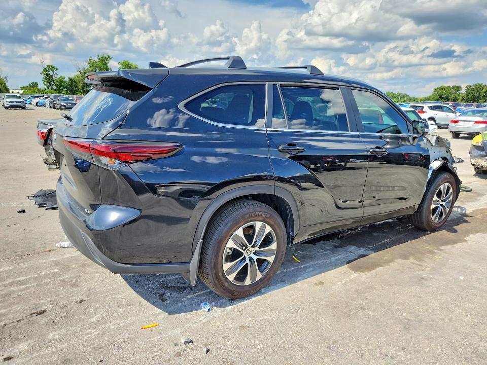 2025 TOYOTA HIGHLANDER XLE — Фото 3 из 13