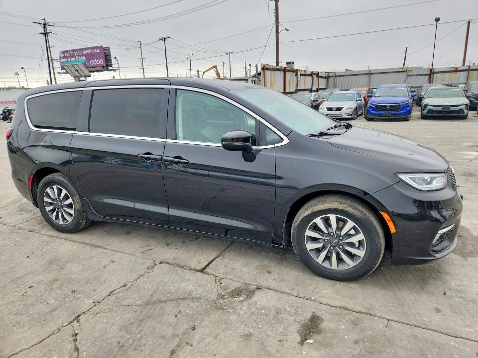 2023 CHRYSLER PACIFICA HYBRID TOURING L — Фото 4 из 13