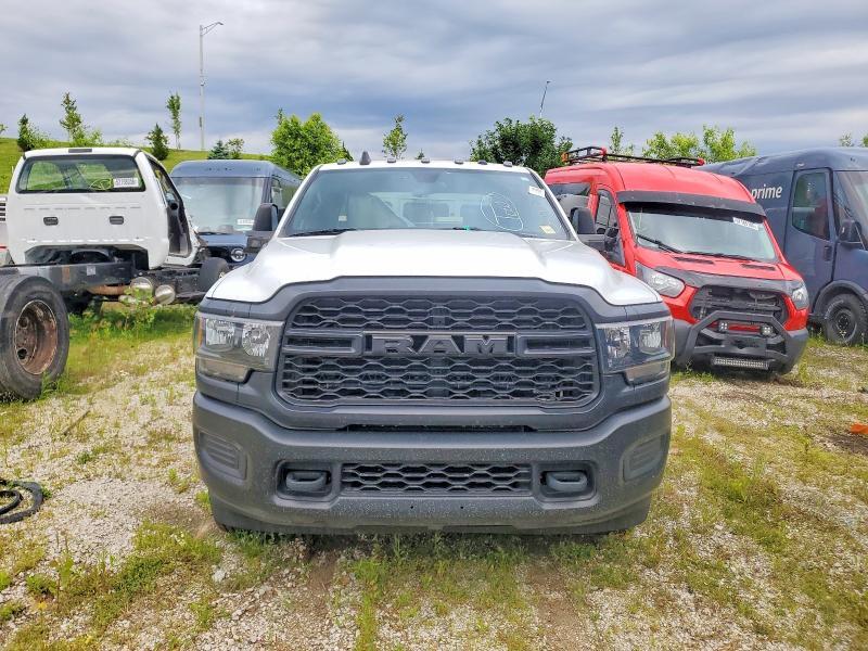 2023 RAM 3500 TRADESMAN — Фото 2 из 10