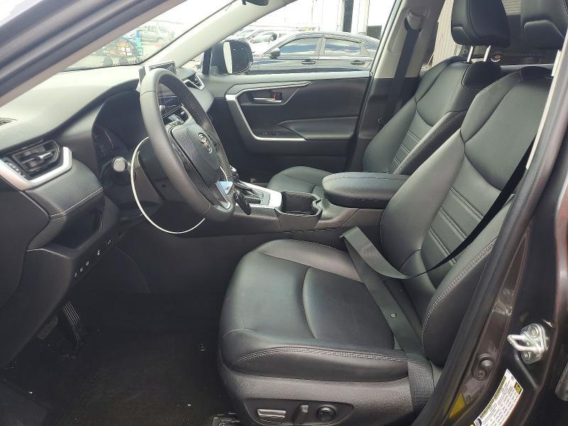 2023 TOYOTA RAV4 XLE PREMIUM — Фото 7 из 13