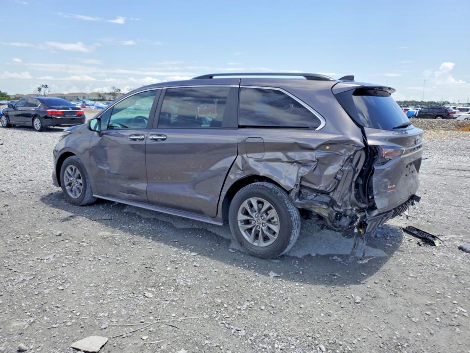 2023 TOYOTA SIENNA XLE — Фото 2 из 13