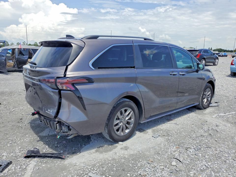 2023 TOYOTA SIENNA XLE — Фото 3 из 13
