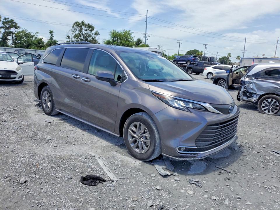 2023 TOYOTA SIENNA XLE — Фото 4 из 13