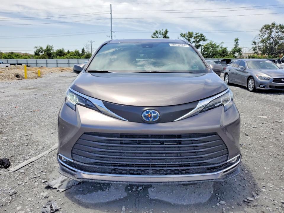 2023 TOYOTA SIENNA XLE — Фото 5 из 13