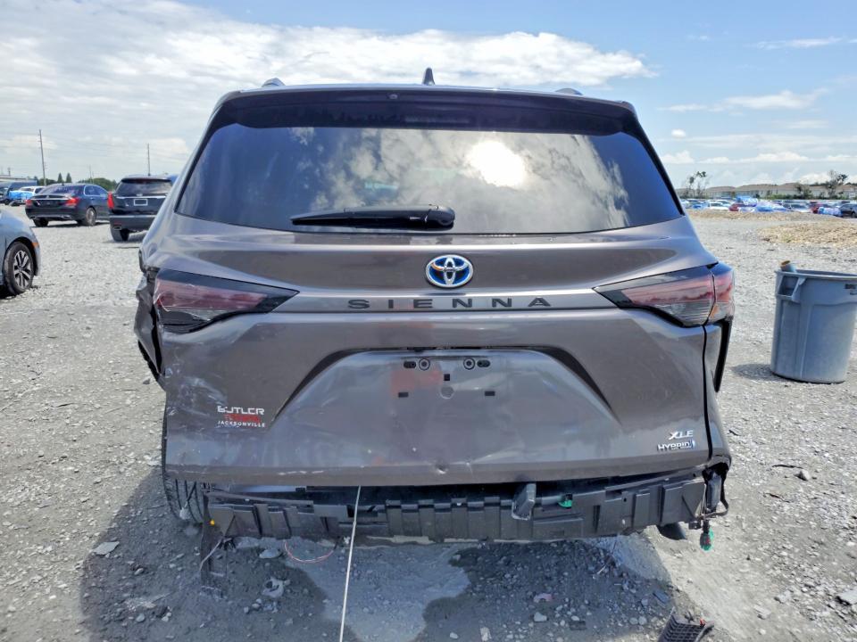 2023 TOYOTA SIENNA XLE — Фото 6 из 13