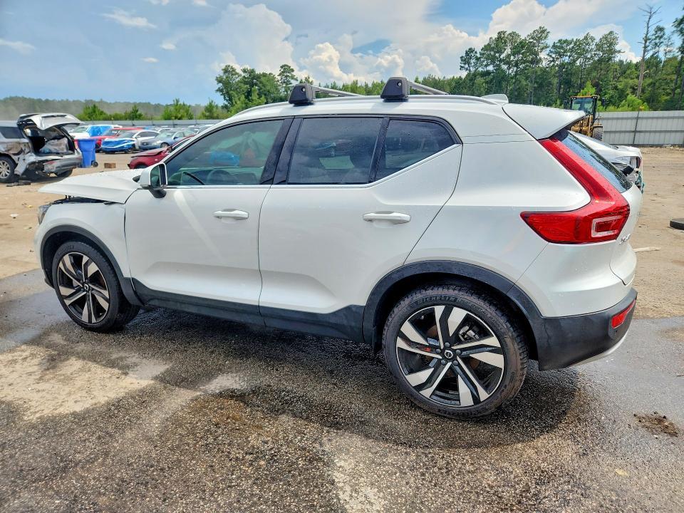 2023 VOLVO XC40 PLUS — Фото 2 из 13