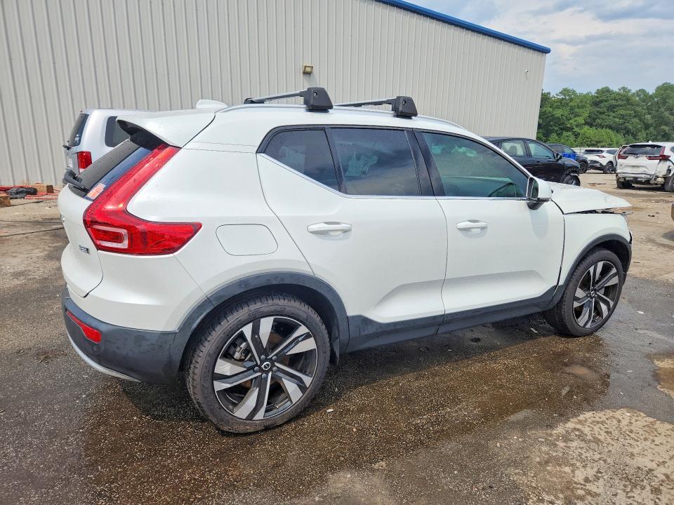 2023 VOLVO XC40 PLUS — Фото 3 из 13