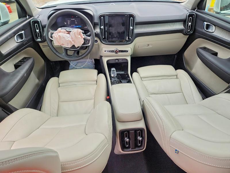 2023 VOLVO XC40 PLUS — Фото 8 из 13