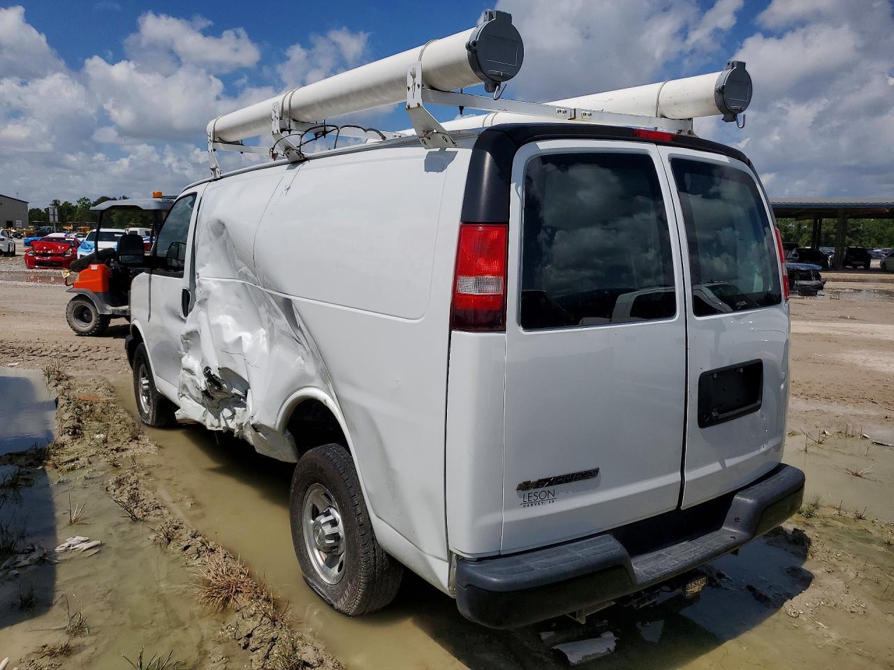 2022 CHEVROLET EXPRESS G2500 — Фото 2 из 13