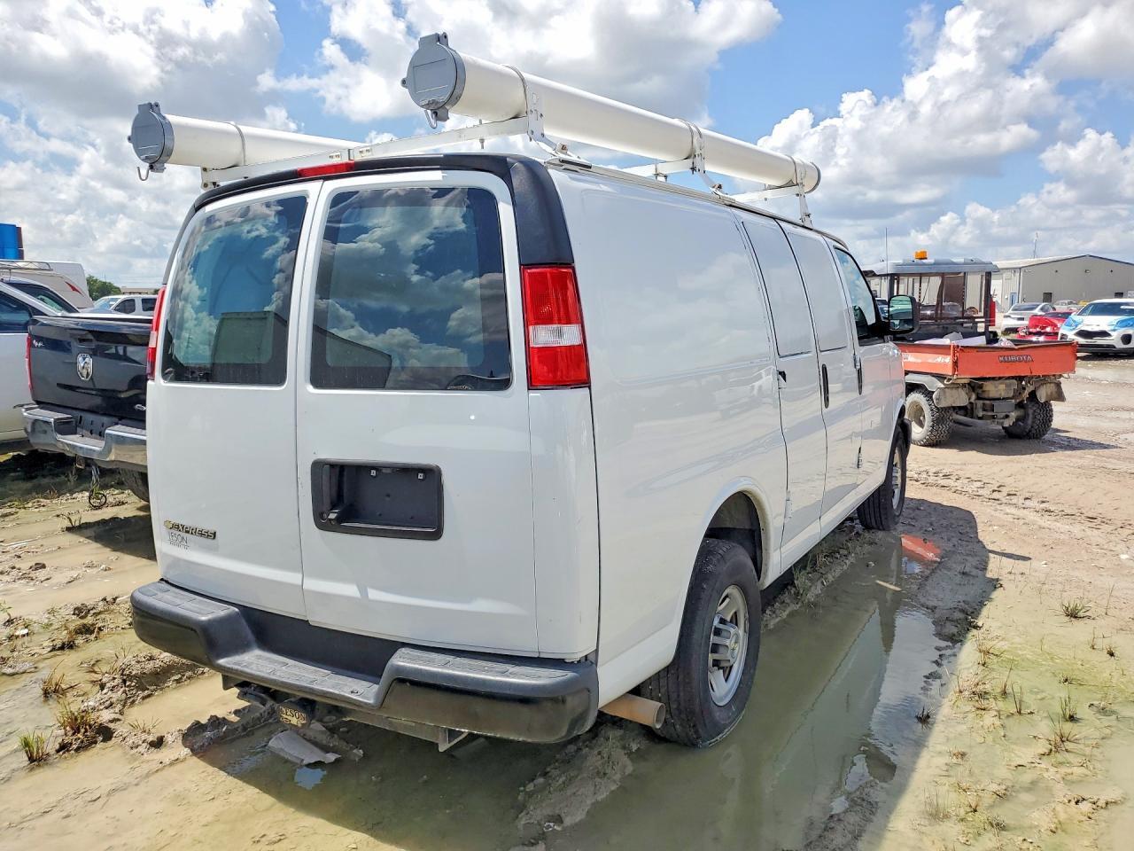 2022 CHEVROLET EXPRESS G2500 — Фото 3 из 13