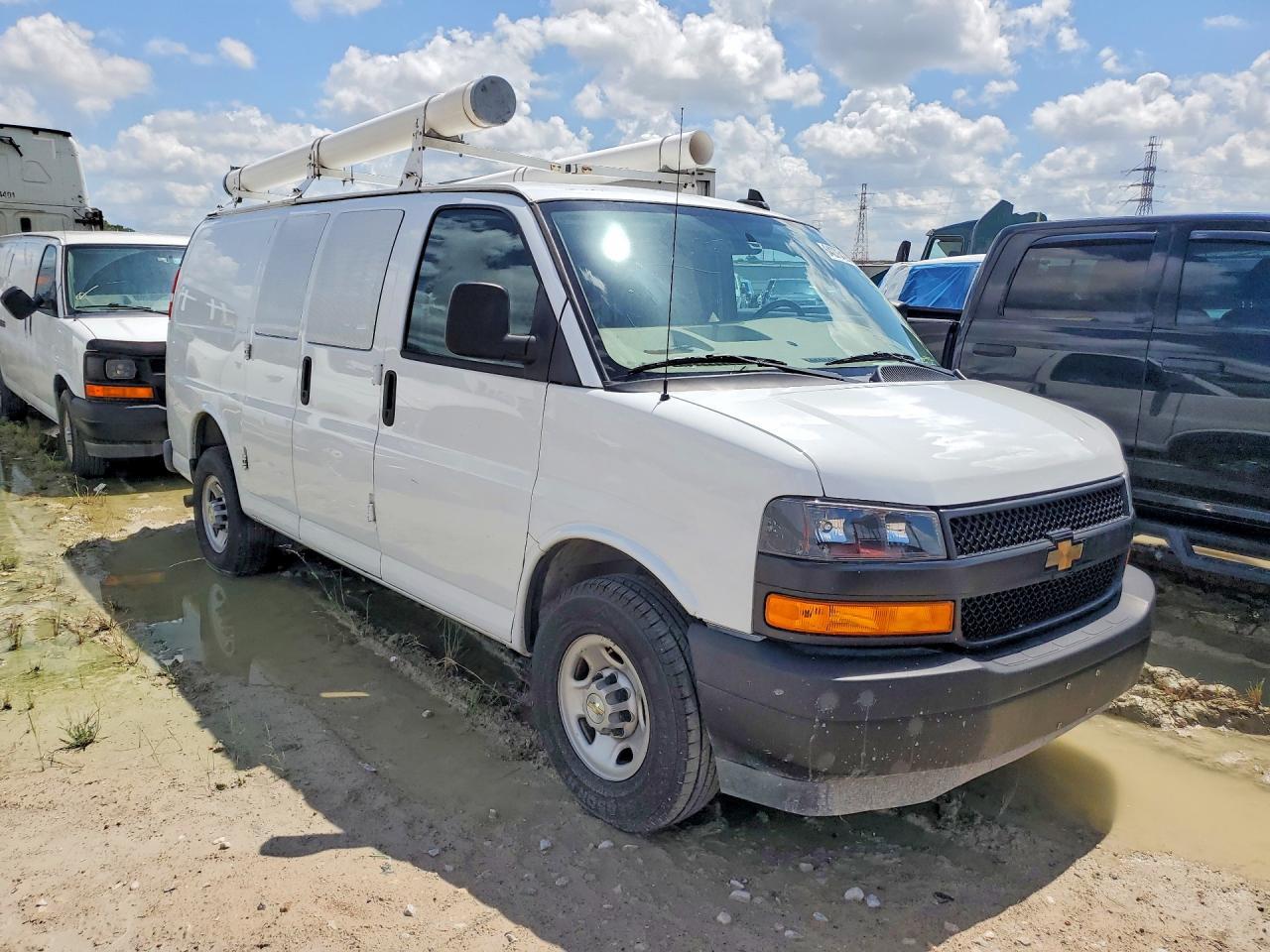2022 CHEVROLET EXPRESS G2500 — Фото 4 из 13