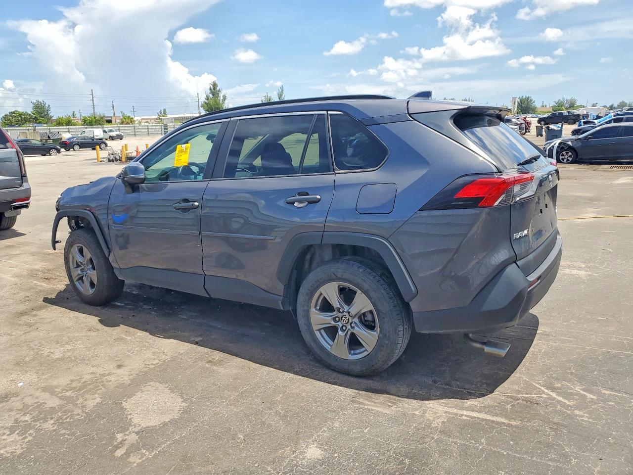 2022 TOYOTA RAV4 XLE — Фото 2 из 13