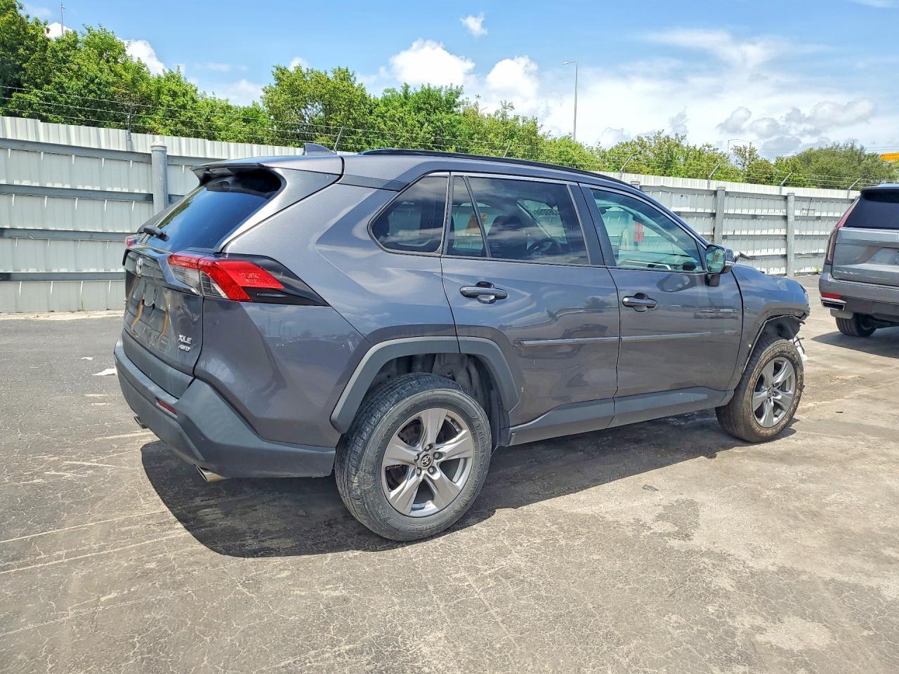 2022 TOYOTA RAV4 XLE — Фото 3 из 13
