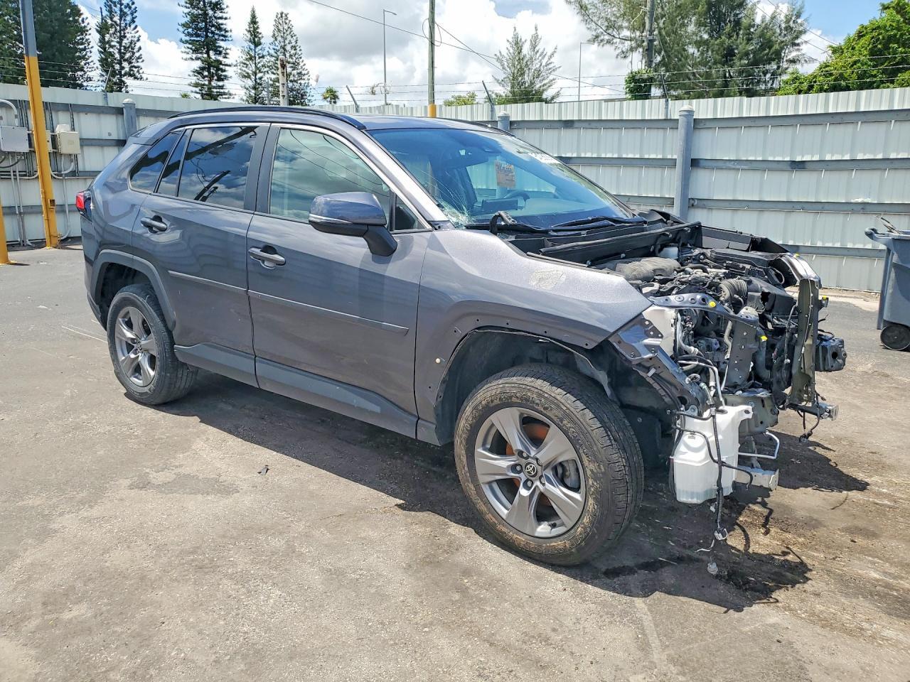 2022 TOYOTA RAV4 XLE — Фото 4 из 13