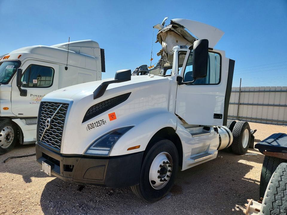 2022 VOLVO VNL SEMI TRUCK