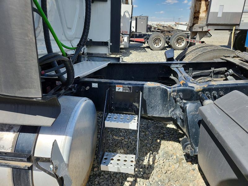 2021 FREIGHTLINER CASCADIA 126 SEMI TRUCK — Фото 9 из 10