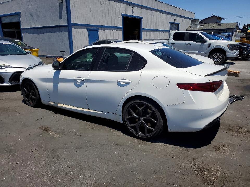 2020 ALFA ROMEO GIULIA — Фото 2 из 12