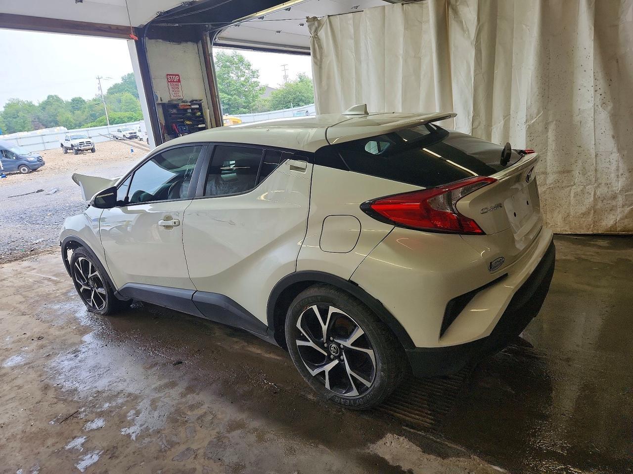 2019 TOYOTA C-HR XLE — Фото 2 из 12