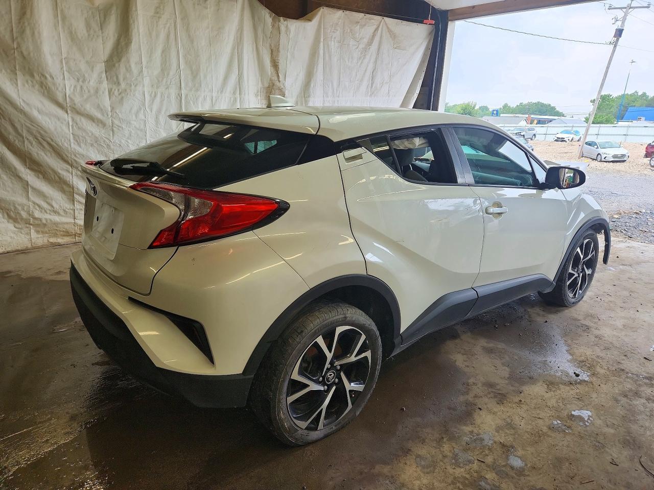 2019 TOYOTA C-HR XLE — Фото 3 из 12