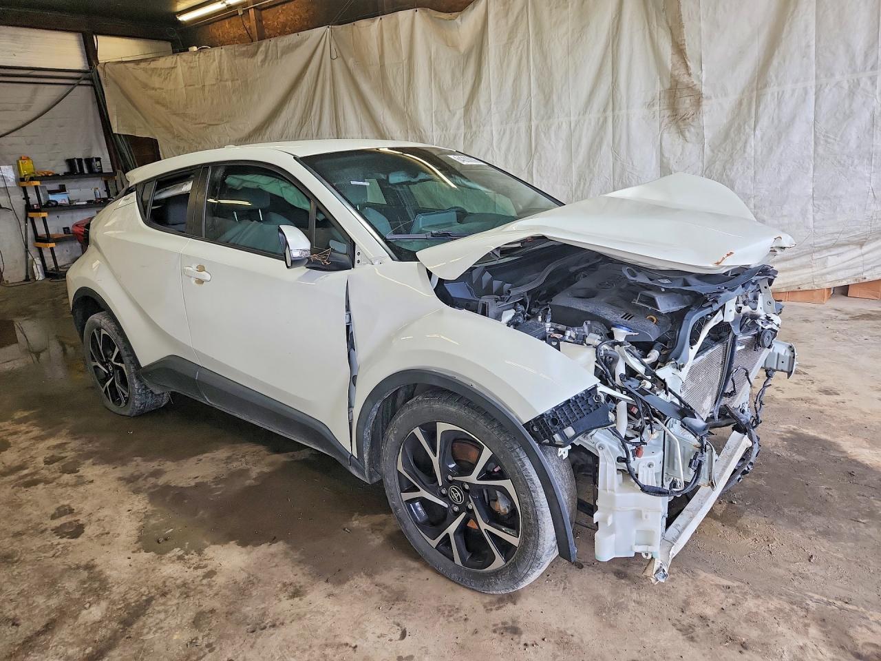 2019 TOYOTA C-HR XLE — Фото 4 из 12