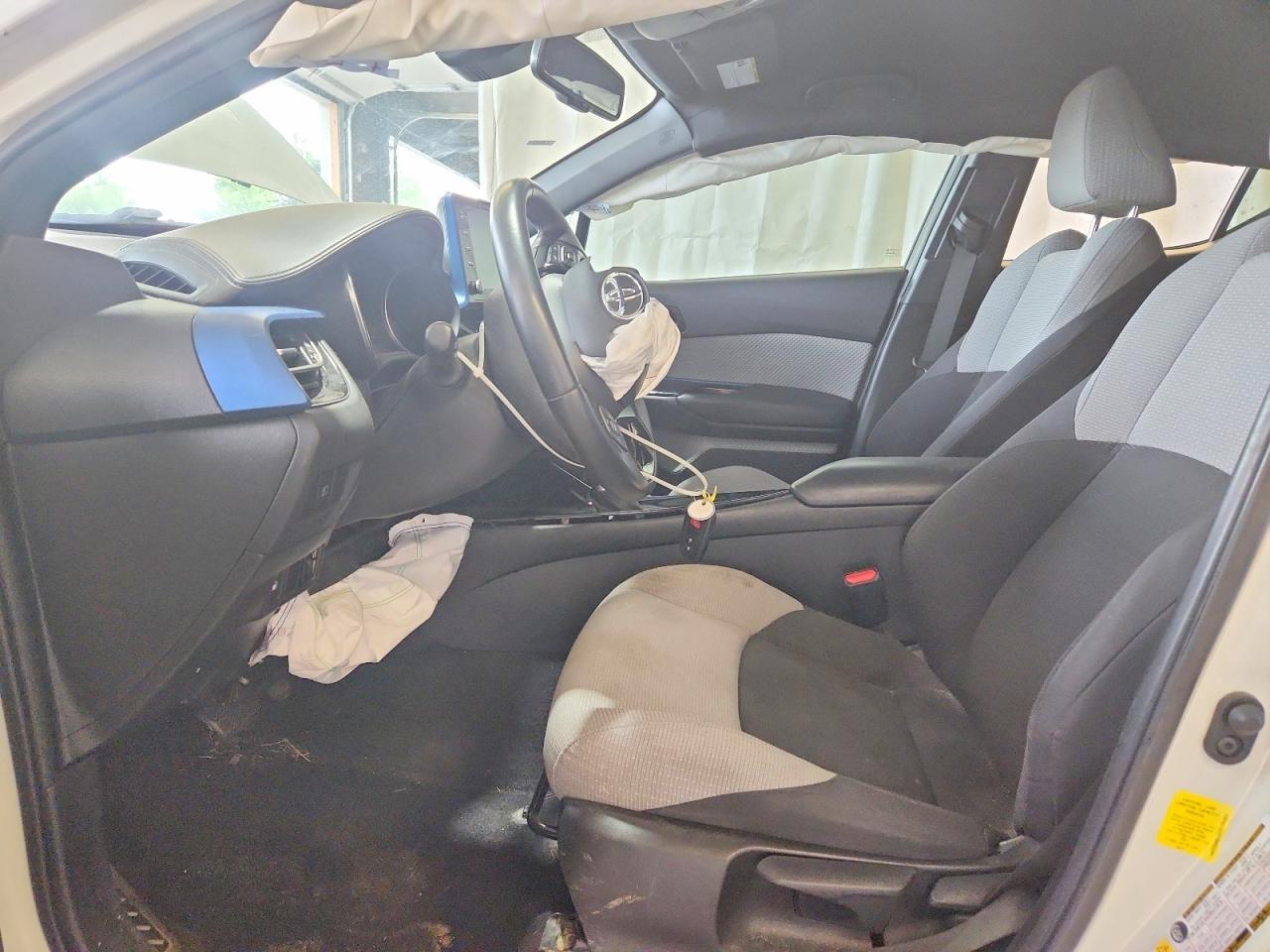 2019 TOYOTA C-HR XLE — Фото 7 из 12