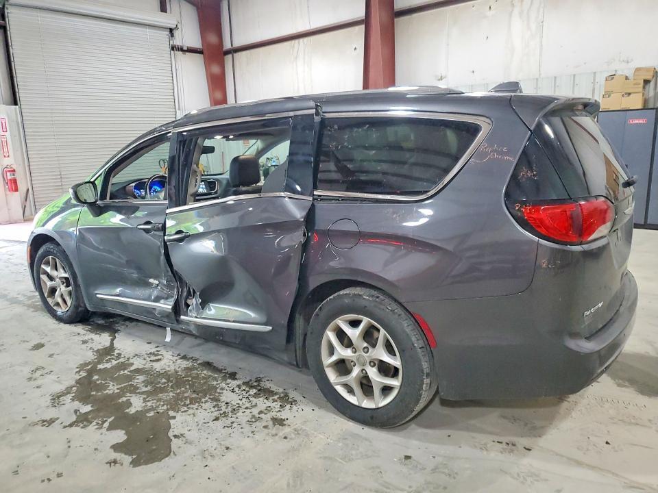 2C4RC1BGXJR123231 2018 CHRYSLER PACIFICA photo no. 2