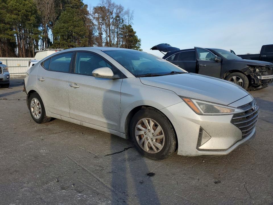 2019 HYUNDAI ELANTRA SE — Фото 4 из 12