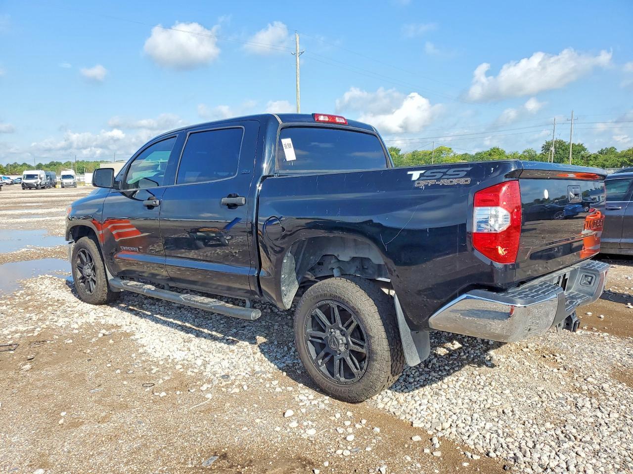2017 TOYOTA TUNDRA CREWMAX SR5 — Фото 2 из 12