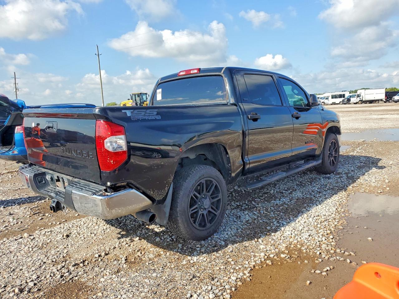 2017 TOYOTA TUNDRA CREWMAX SR5 — Фото 3 из 12