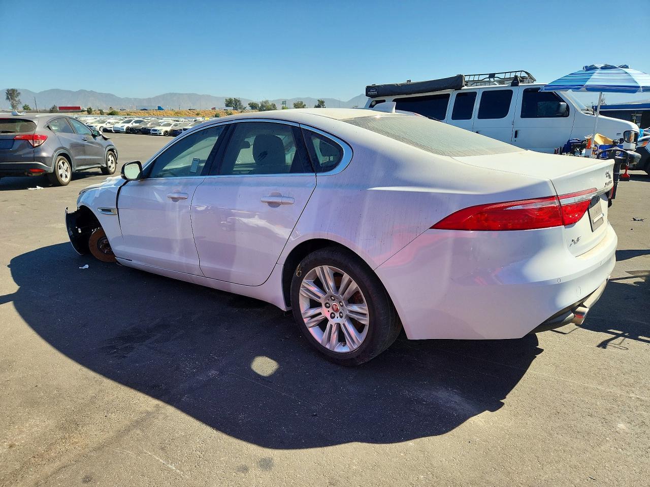 2016 JAGUAR XF PREMIUM LUXURY — Фото 2 из 12