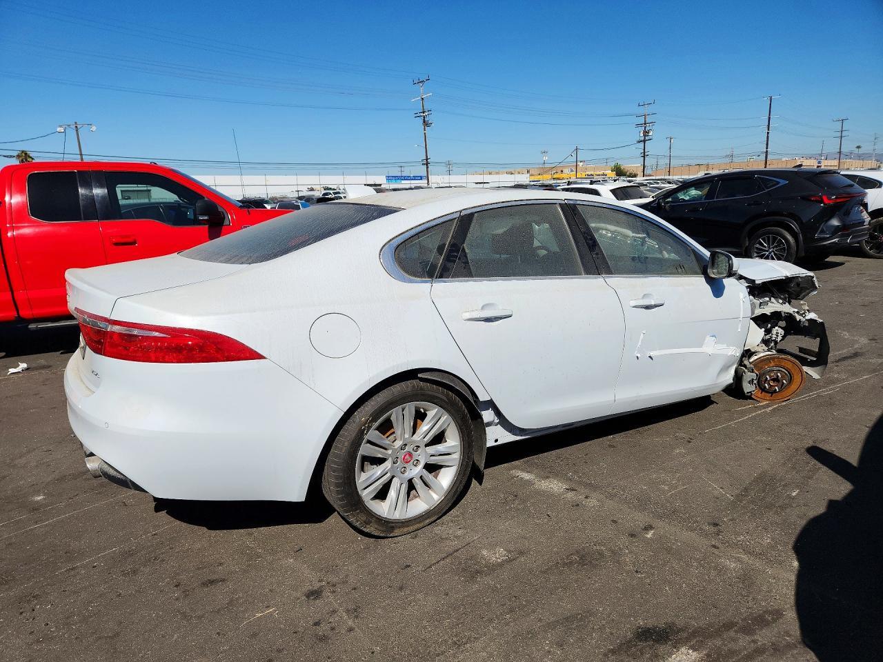 2016 JAGUAR XF PREMIUM LUXURY — Фото 3 из 12