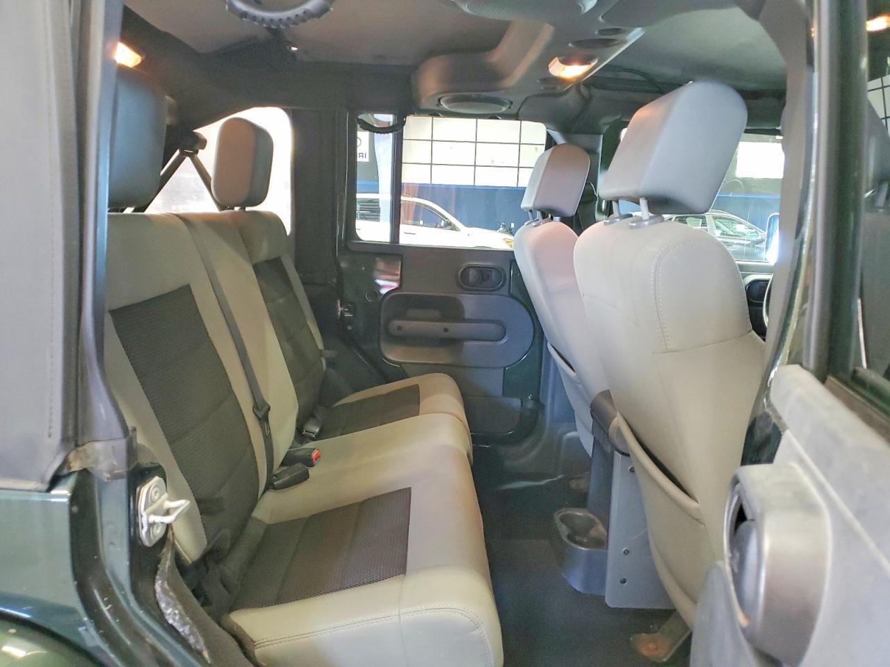 2010 JEEP WRANGLER UNLIMITED SAHARA — Фото 11 из 13