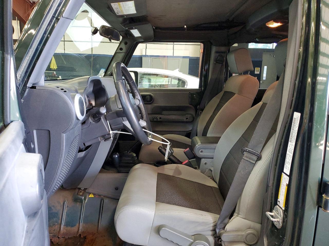 2010 JEEP WRANGLER UNLIMITED SAHARA — Фото 7 из 13