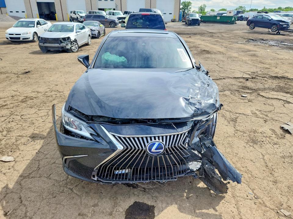 2019 LEXUS ES 300H — Фото 5 из 12