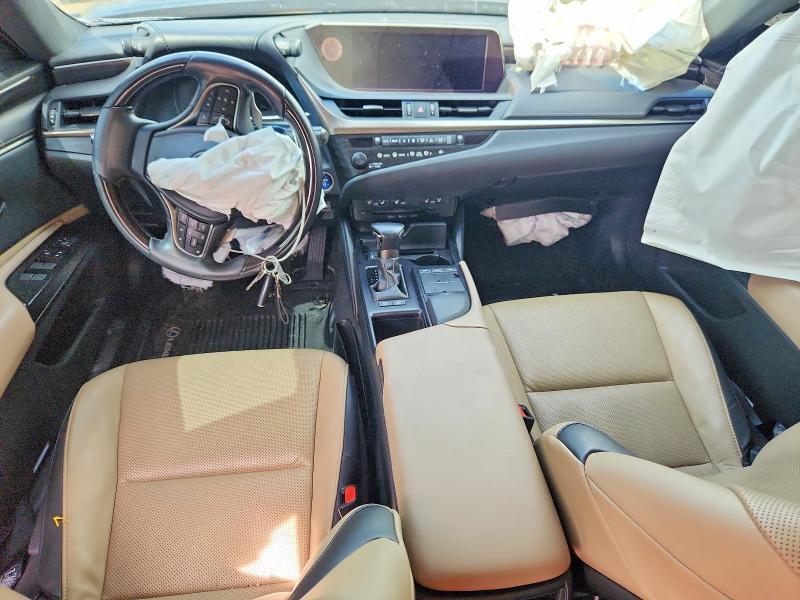 2019 LEXUS ES 300H — Фото 8 из 12