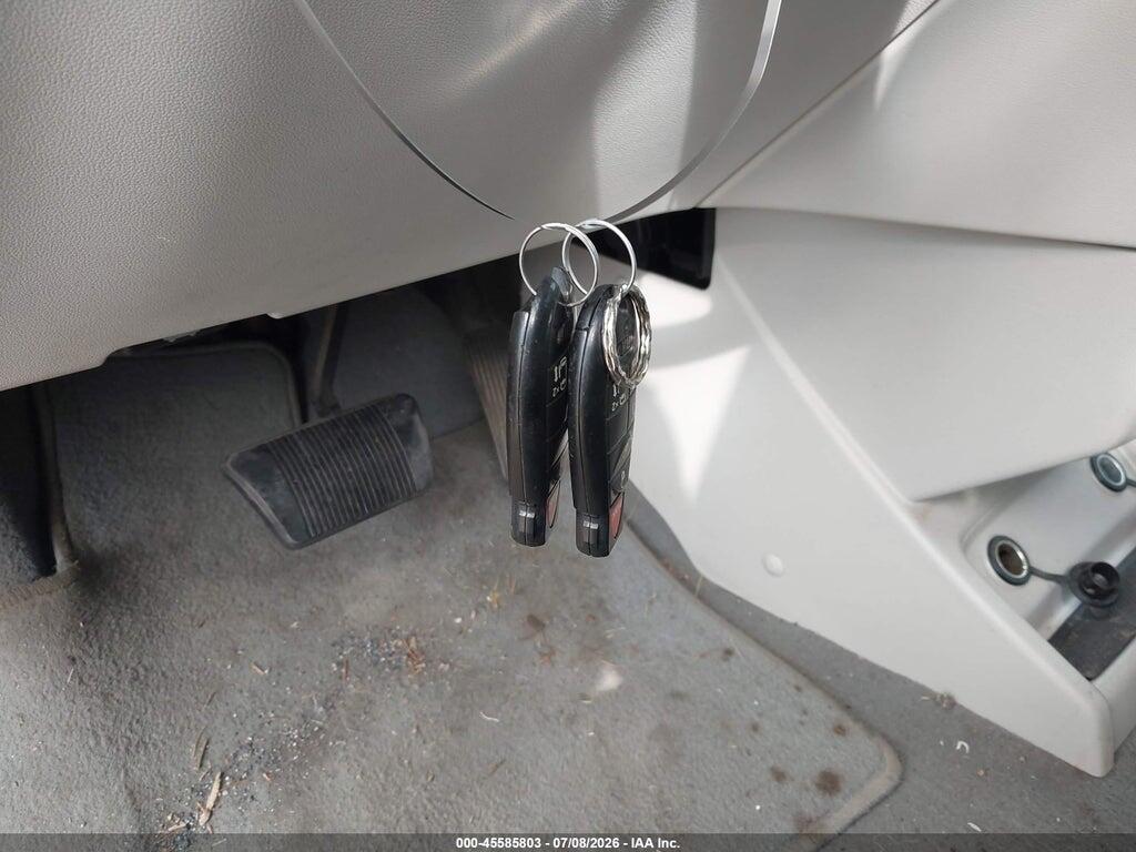 2V4RW3D10AR333466 2010 VOLKSWAGEN ROUTAN photo no. 11