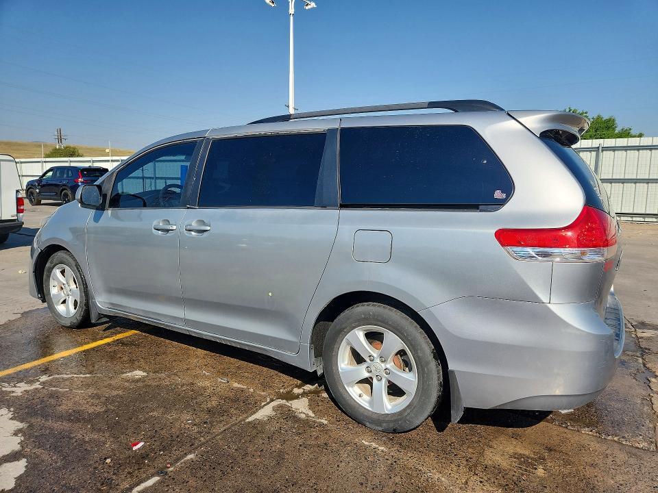 2013 TOYOTA SIENNA LE — Фото 2 из 12