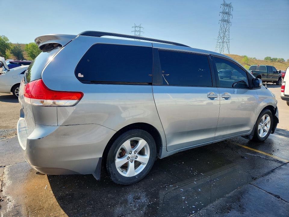 2013 TOYOTA SIENNA LE — Фото 3 из 12