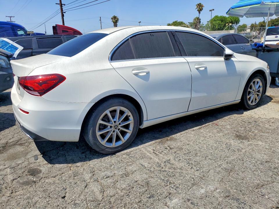 2019 MERCEDES-BENZ A 220 4MATIC — Фото 3 из 12