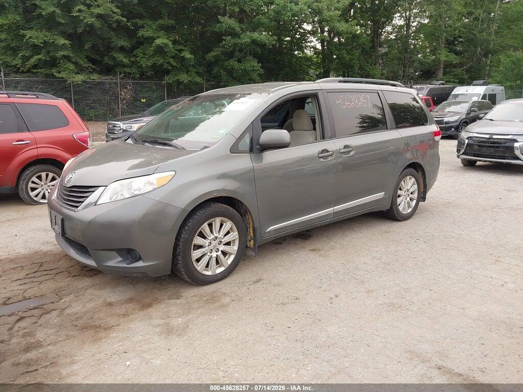5TDJK3DC4BS011779 2011 TOYOTA SIENNA photo no. 2